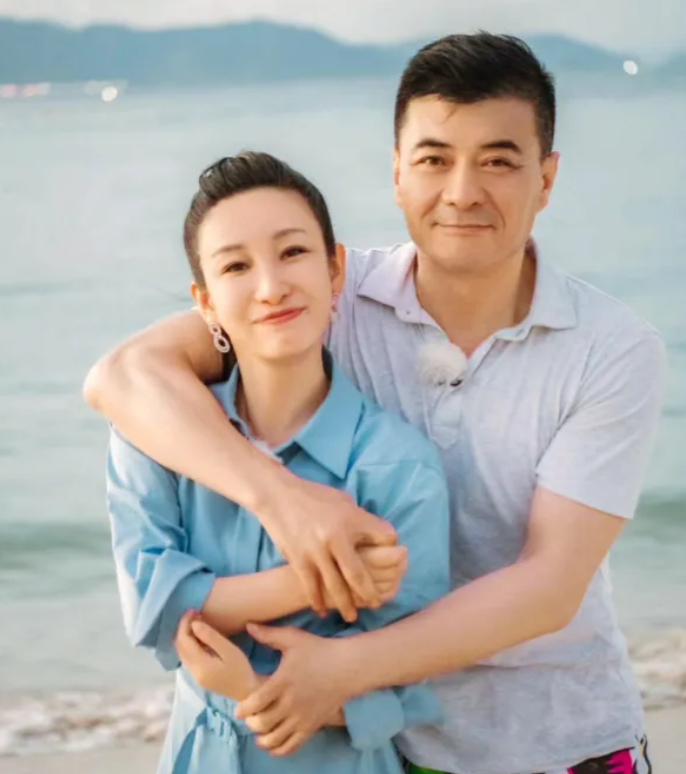著名演员秦海璐说，我老公做的最让我感动的一件事，结婚7年来，只要他在家，就会亲自