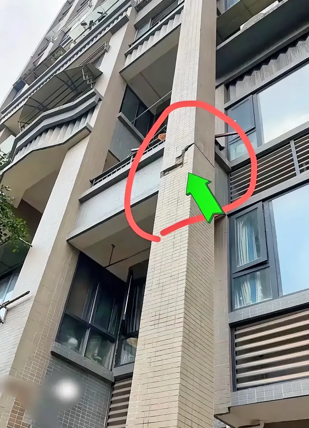 河南的一位女子，在出门买菜时，不经意间抬头一看，竟瞧见自家所住大楼的一根承重柱裂