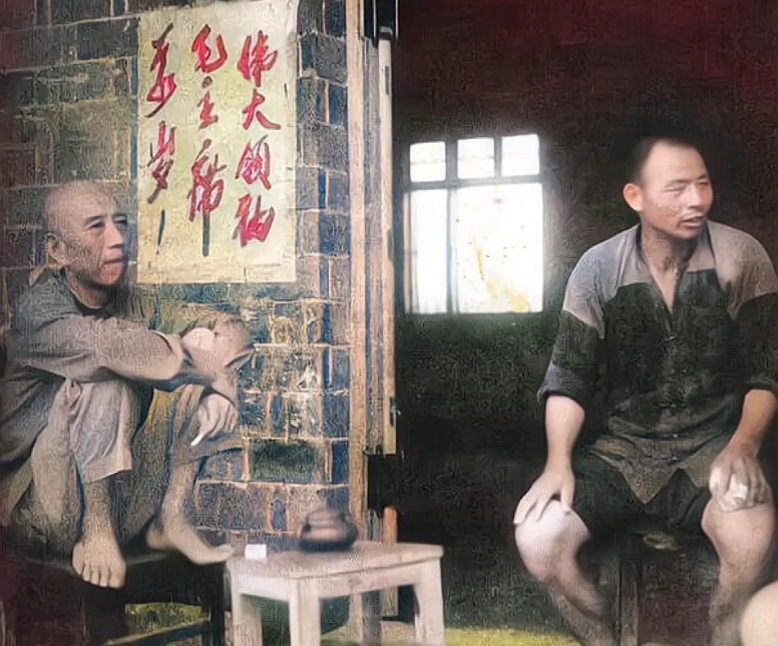 1956年，王震赤着脚蹲在凳子上，亲切地和乡亲们唠家常！王震这身打扮、这样的形象