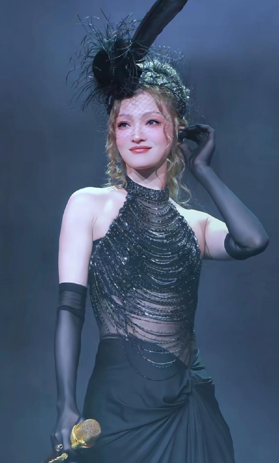 感觉张韶涵的演唱会造型服装以后可以专门弄个展览馆了，场场出彩，这套造型有点像黑化