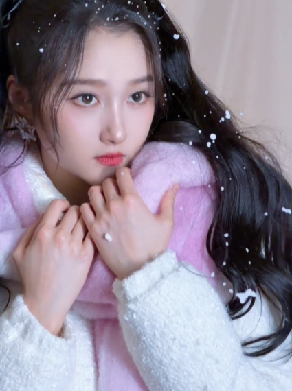 准备好和晓彤一起了嘛！真的是氛围感的神！ ​​​