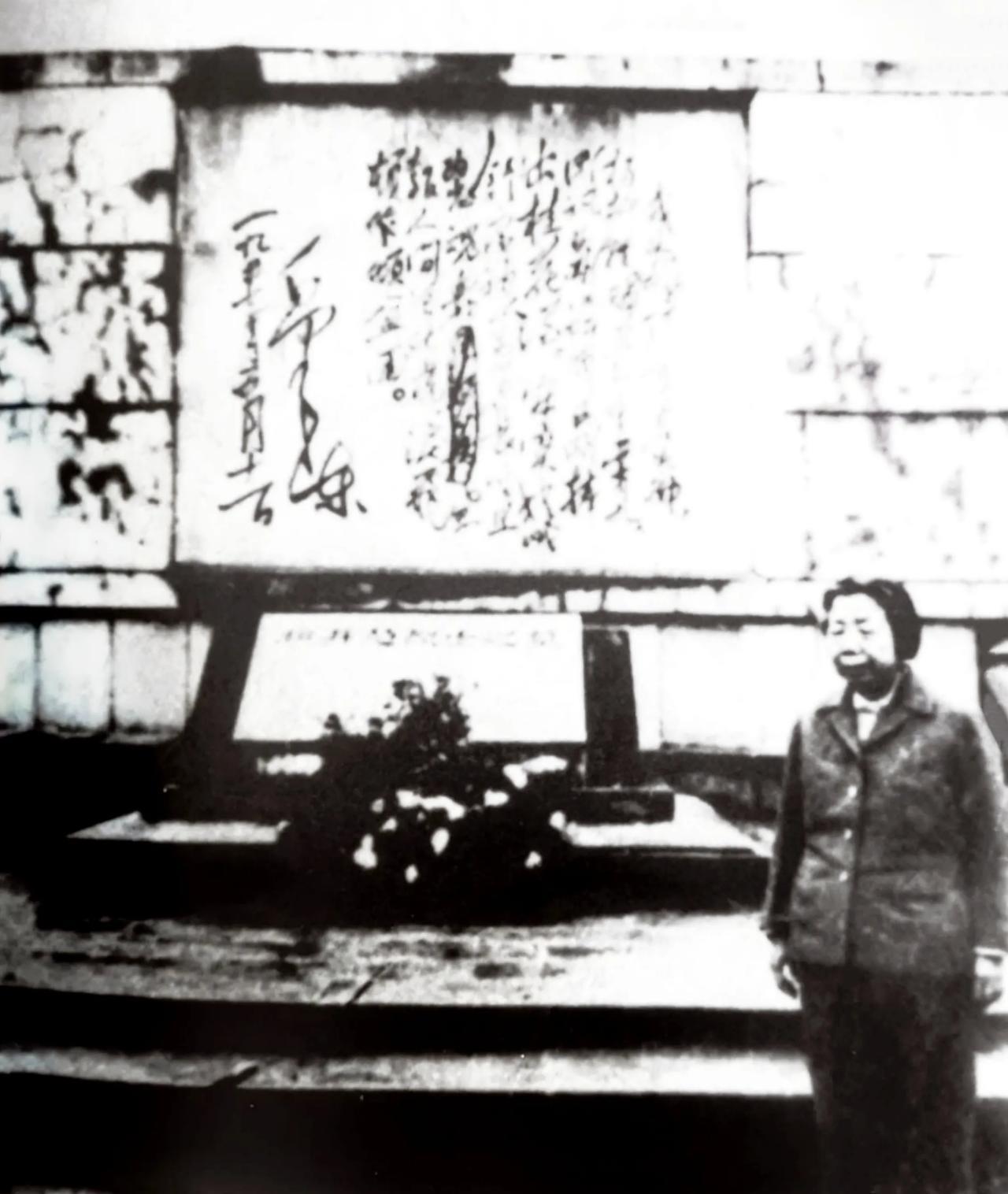 这是1977年5月8日，邓颖超祭奠杨开慧烈士的留影。她们俩曾有过一面之缘。
杨开