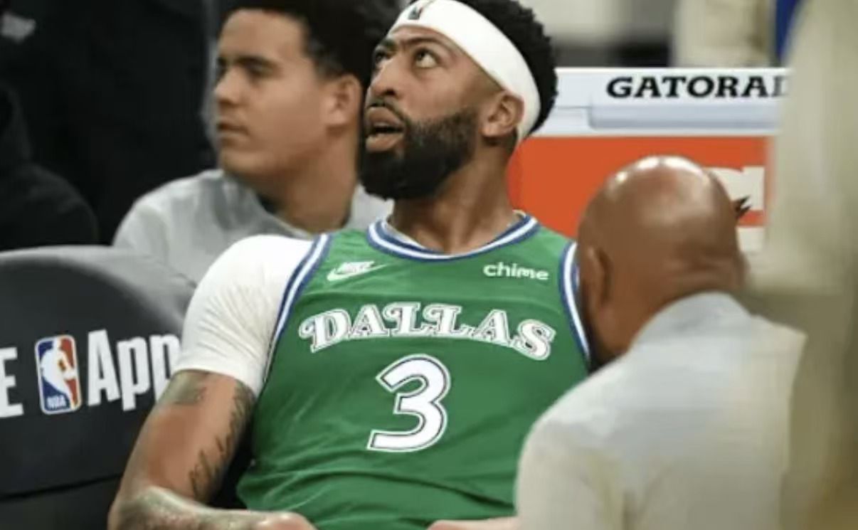 在独行侠和勇士的比赛中，安东尼-戴维斯只出战了11分钟，拿到3分3篮板就受伤下场