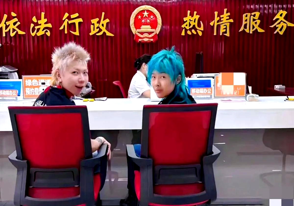 结婚登记不用户口本了，这可真是个大新闻。以前，多少情侣为了这小红本本跟家里斗智斗