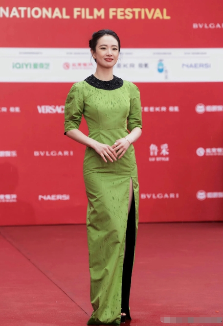 李梦，168cm，雨，打湿了衣服。
