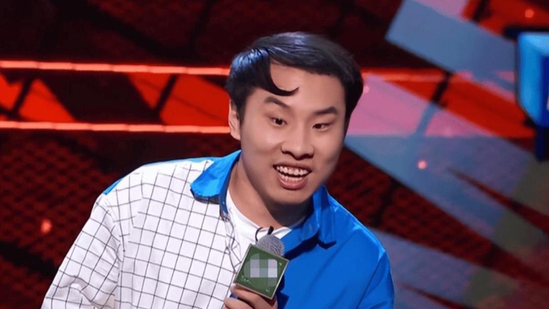 徐志胜红毯小跑赶场，假发片乱飞，是意外还是另有盘算