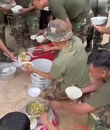 看看这个柬埔寨士兵的衣食住行，就知道不输都不行，或者就不是准备来打仗的，他们估计