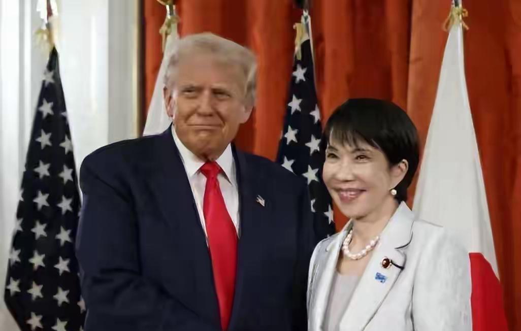 特朗普绝对没想到，日本女首相高市早苗前一刻还对他百依百顺，转眼就触他的霉头。
2
