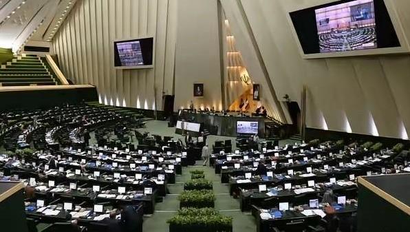 伊朗伊斯兰议会今天投票否决了伊朗总统佩泽希齐杨提出的“将部分伊朗总统权力下放给各