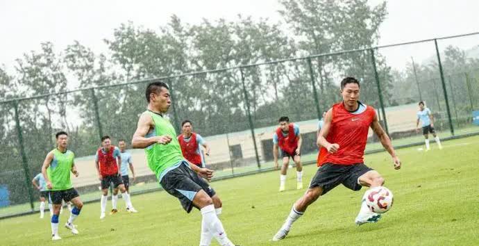 申花队为了对付云南玉昆的主场高原优势，准备了很多的氧气瓶！根据前车之鉴，平时九十