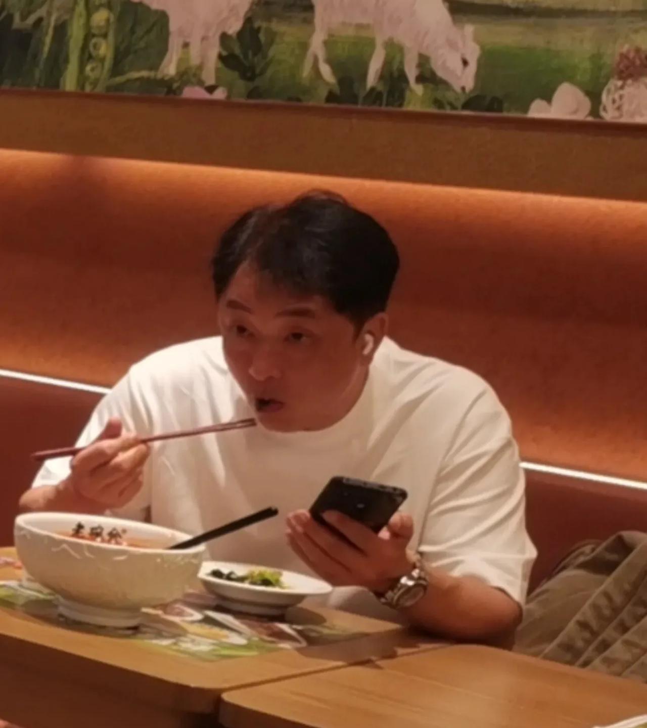 佛山茶餐厅偶遇香港明星，非常面熟，有人认得他吗？
近日，某网友在佛山茶餐厅吃饭时