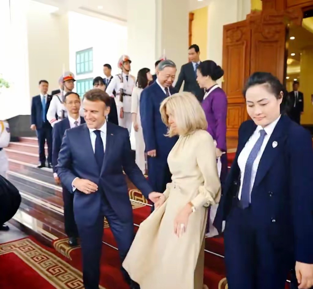 法国夫人来了个漂亮女保镖











---











见