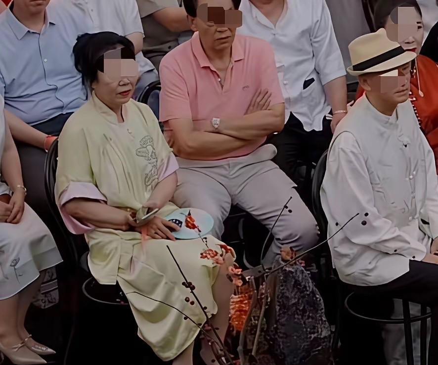 穿帮啦！穿帮啦！
心细的网友发现，董璇在宣誓环节穿的礼服，又被张维伊大姑穿上了！