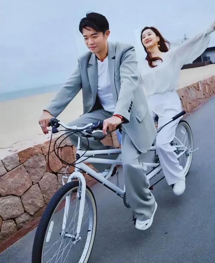 现在全网最懊悔的，
并非凤凰传奇里仗义的玲花，
也不是送曾毅这块表的朋友，而是后
