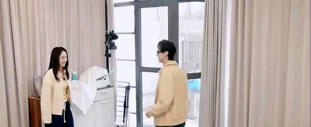 离婚那天，高云翔签完字转身就走，连律师都说没见过这么决绝的。
钱？一分不争。女