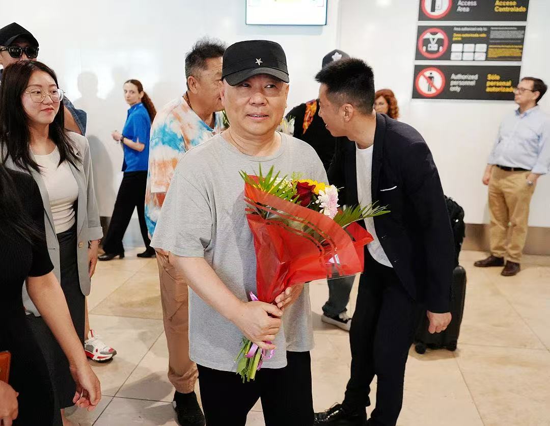 德云社抵达世界巡演第四站，西班牙马德里。
郭德纲、于谦随人流一起出了机场大门，很