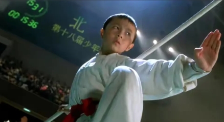 1994年，拍完《赤子威龙》后，周润发拿出5000块钱，递给谢苗，劝他说:“别演