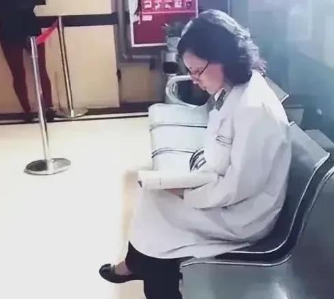 “走廊医生”兰越峰，因举报医院过度检查治疗，举报医院虚高采购医疗设备，举报医院吃
