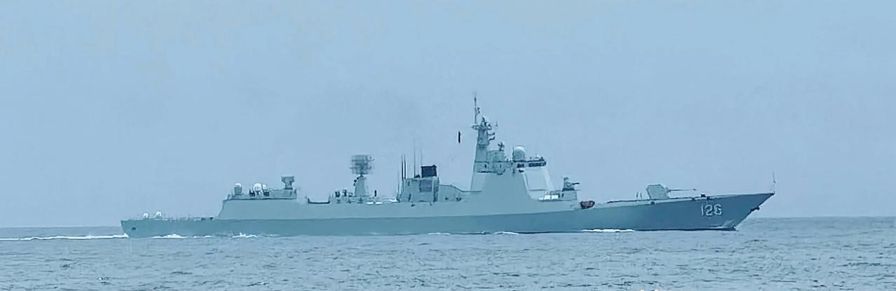 第30艘改型052D驱逐舰～126菏泽舰出海了…
之前照片是在船厂岸边的126菏