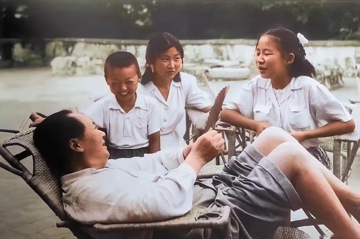 这是毛主席在香山和两个闺女的真实样貌，都看看吧，父女其乐融融的温馨时光，看完心里