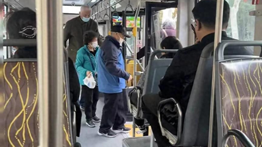 姚明父母坐公交被偶遇！个子太高一眼被认出，满头白发却很有精神