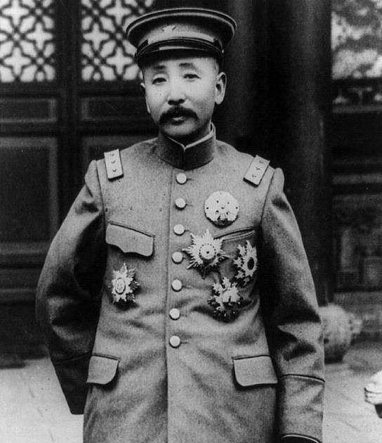 1891年，16岁的张作霖落难乞讨，却被孙寡妇看上，孙寡妇解开衣扣，掏出一块腰牌