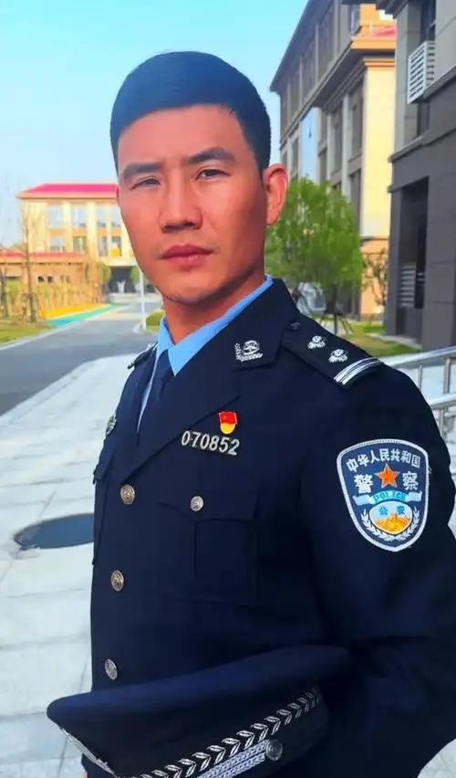 2025年9月15日，“嘎子”谢孟伟就直播穿警服骂人事件公开致歉，称警服为剧组道