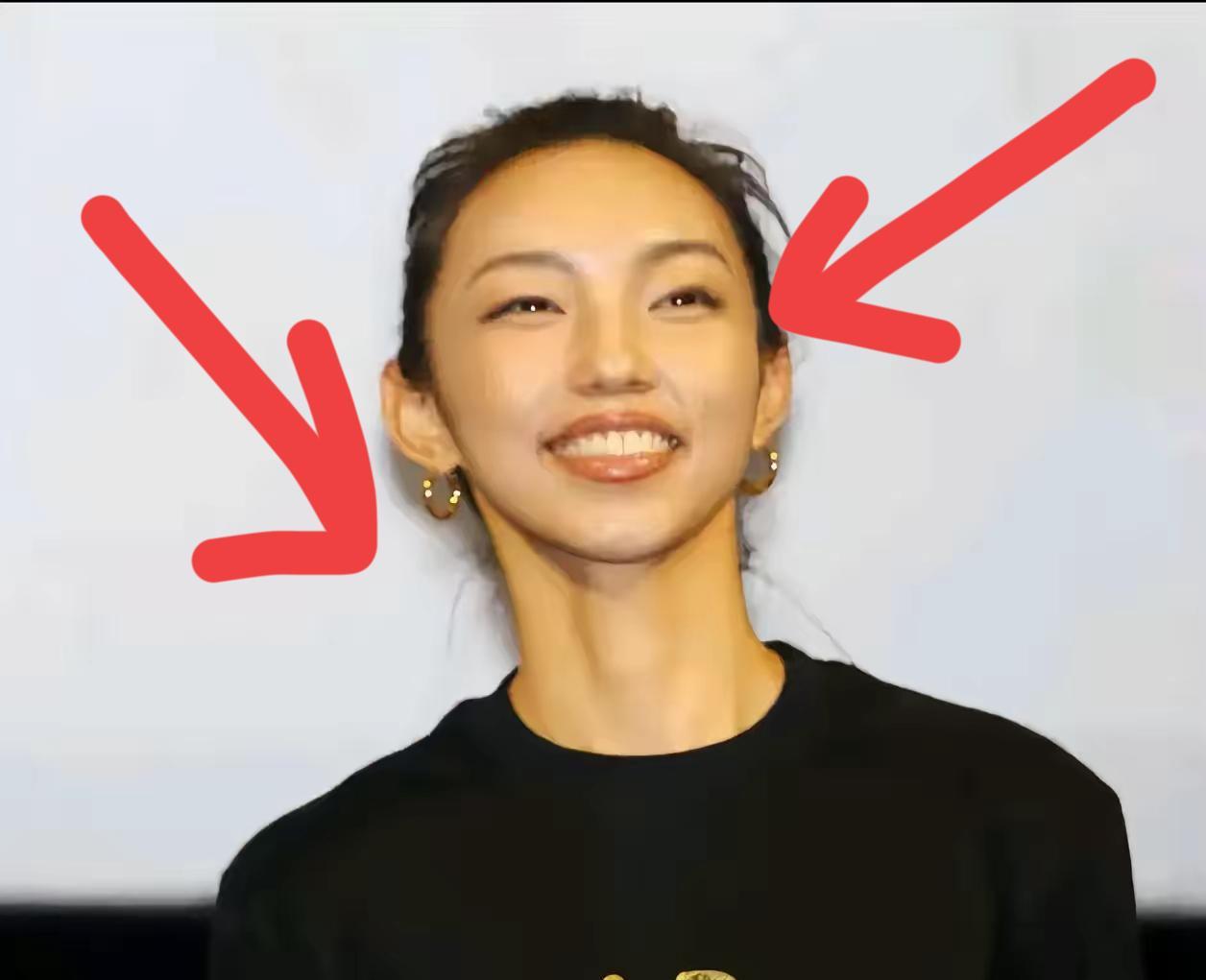 莫听穿林打叶声。
这几天反复的刷到那尔那茜的事件，我生活在一个村庄，像祖辈一样鸡