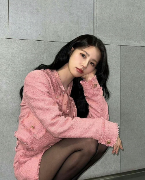 赵美延的粉色套装配黑丝，甜美纯辣，喜欢吗？