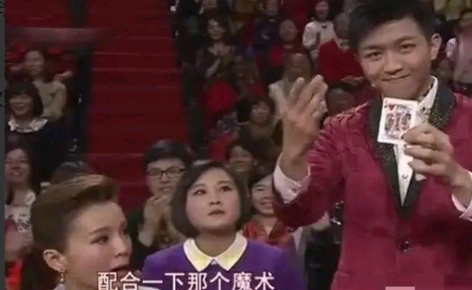 2015年，贾玲再次上春晚，导演想让她给魔术表演做个托儿，没想到贾玲义正言辞的说