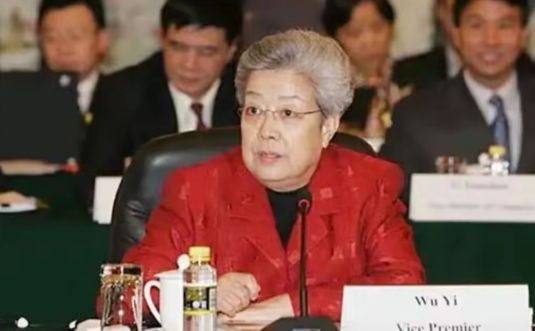 美国政客得傲慢与缺乏教养是广为人知的。1991年，时任外经贸部部长的吴仪，率领中