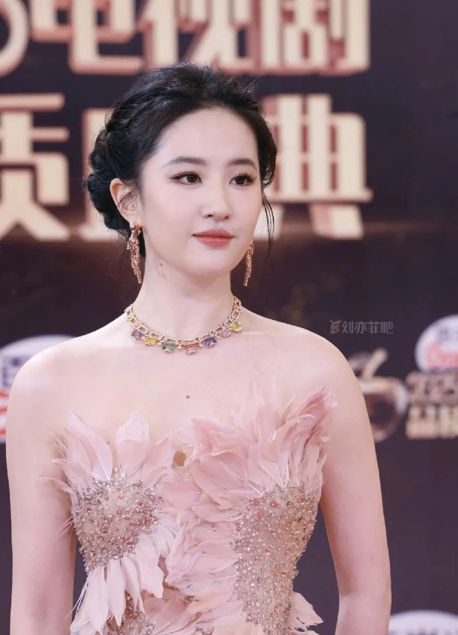 刘亦菲美貌艳压内娱众星











我的天哪！你们看到了吗？刘亦菲这回