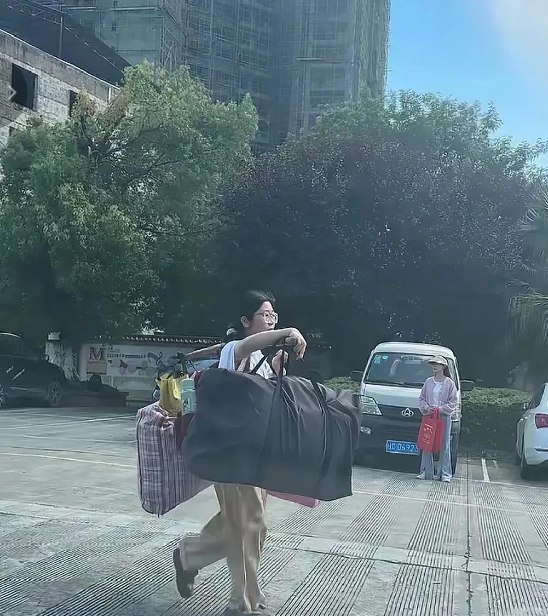 高考结束了，小女孩挑着自己的行囊回家，照片和视频火了，很多人发表感言并为女孩点赞