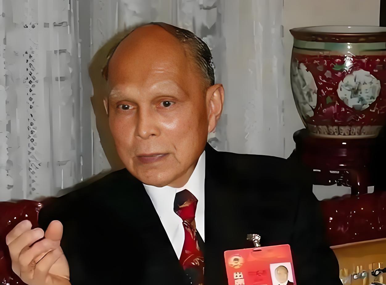 1950年，霍英东去澳门追查被劫持的物资，谁料却惨遭人拿枪顶头，就在这危急关头，