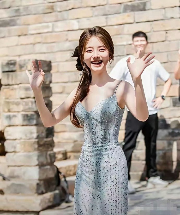 没想到谭松韵这么瘦，真是杨柳细腰 ​ ​​​