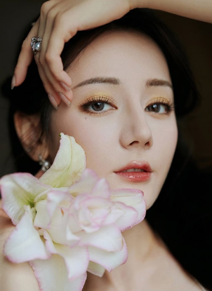 迪丽热巴白裙花朵系列写真