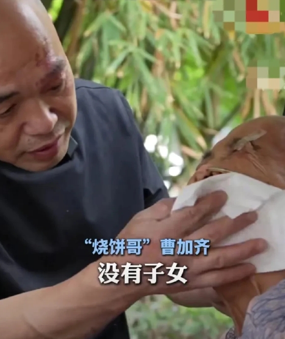 你养我长大，我陪你变老，这样的孝子如今不多见了吧！浙江湖州“烧饼哥”曹家齐，在他