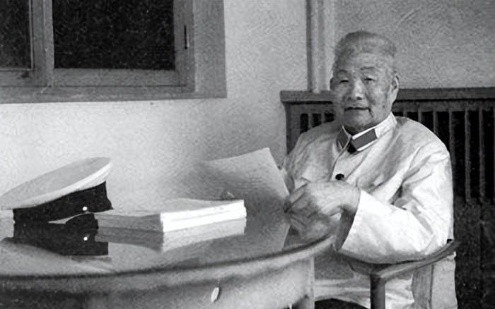 采访肖劲光外孙时，被问：毛主席为何一而再再而三保护你外公？他沉思良久吐出两字
权