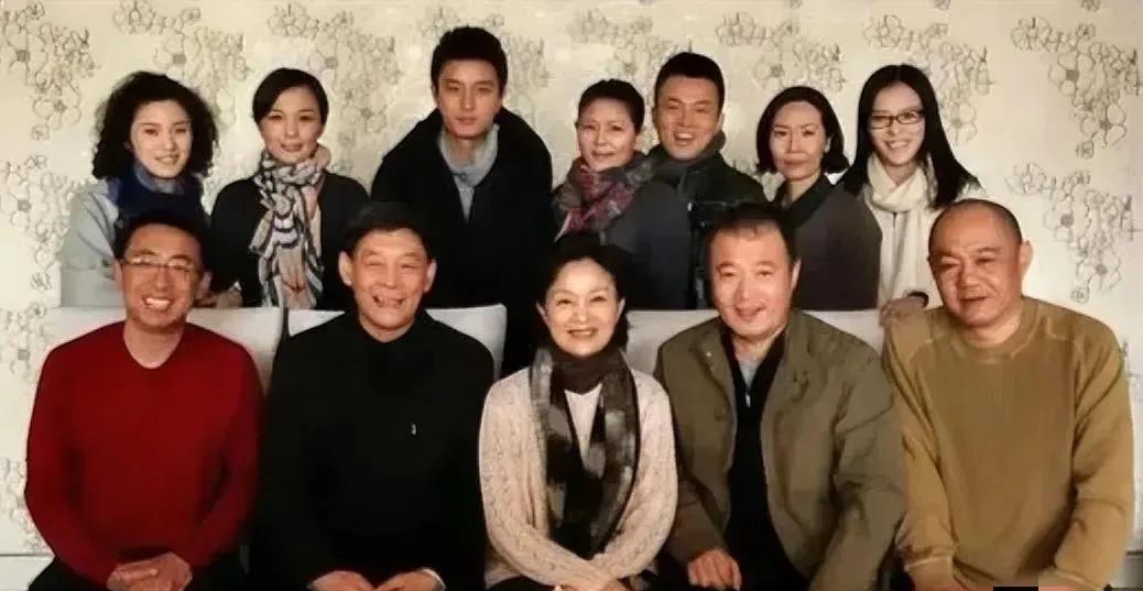 一张合影，只认出来刘莉莉和贾乃亮，其他人没认出来呢？
刘莉莉坐在C位上，虽然老了
