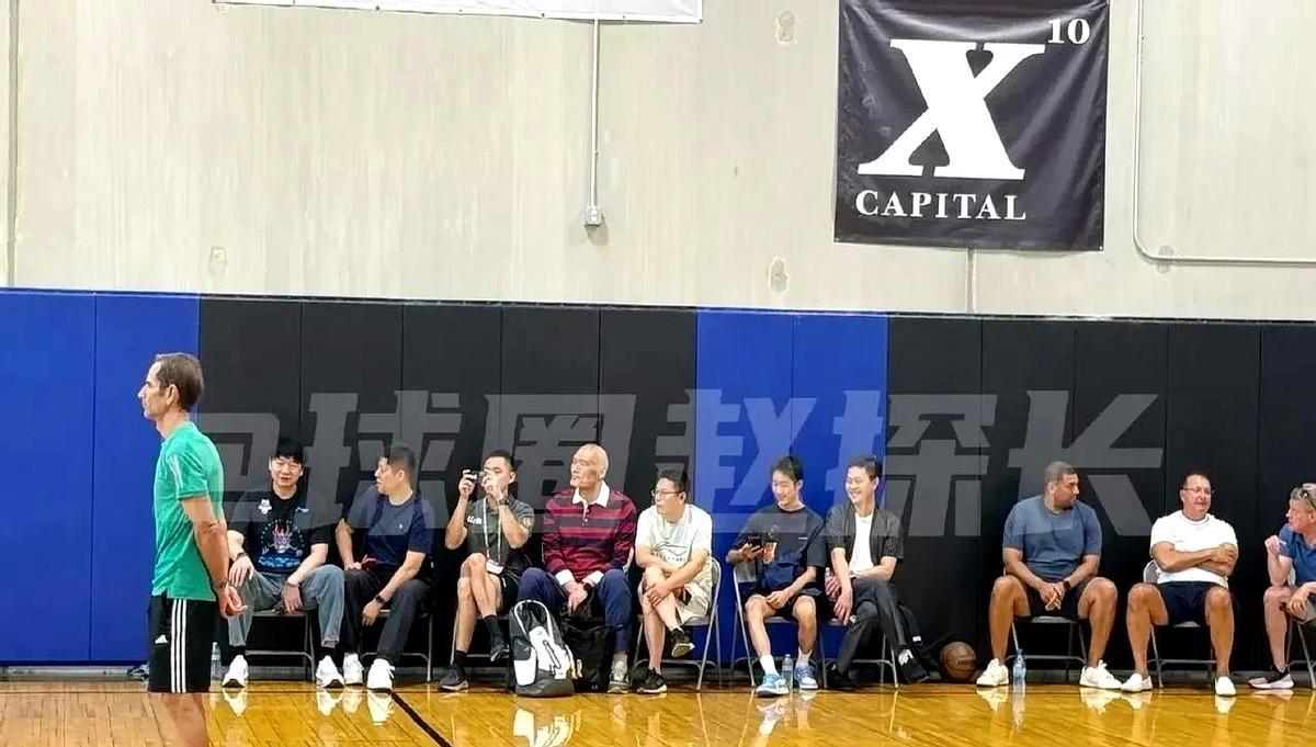 CBA教练在美国聚会，却唯独没带杨鸣。
一张烤肉合影，瞬间在球迷圈里炸开了锅。