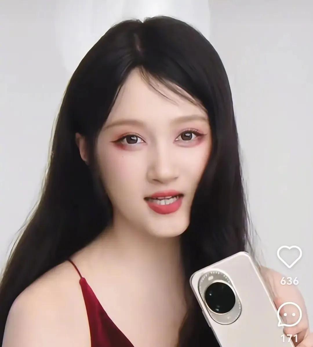 全网都希望关晓彤能把化妆师开了，
把关晓彤化成陈乔恩了，脸本来就小，上半身大骨架