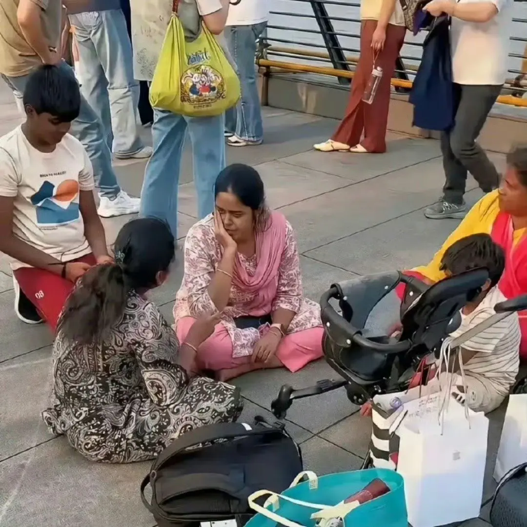 印度人在上海旅游的休息瞬间，这样的行为你会接受吗？ ​