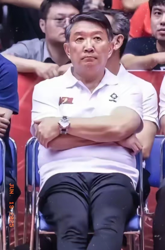 宫指导现在估计心里很不是滋味。他怎么也不会想到，才带领女篮热身赛压制着日本队，现