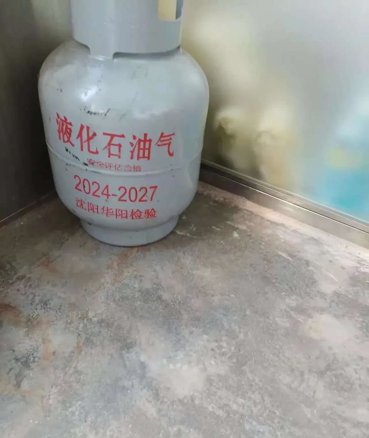 我呢，就是个液化气贩子，同时也是送气工。我从液化气站以批发价进气，然后送到消费者