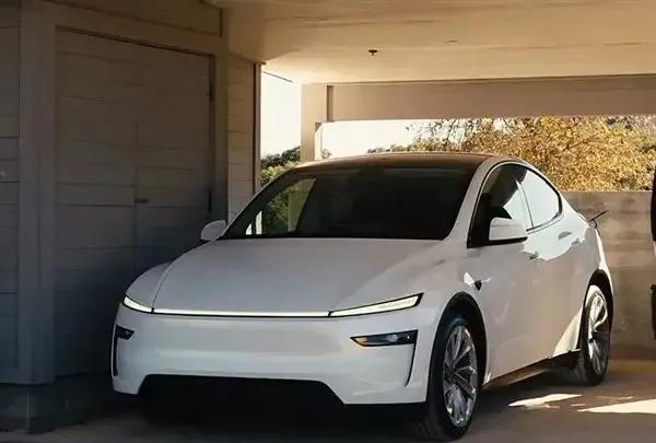 雷军评价小米YU7与特斯拉model Y：“它（model Y成为销冠，绝对不仅