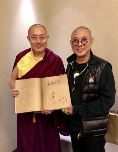 终于破案了
李连杰不去少林寺当和尚
原因很简单：

他知道的太多了，接受采访时，