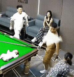 浙江，一男子正在和朋友打台球，突然母亲抱着小宝宝走进来，母亲把小宝宝放在台球桌上