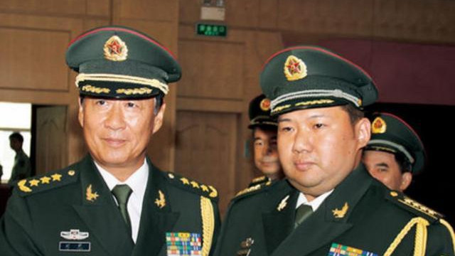 1992年，22岁毛新宇在延安犁地的留影，动作有模有样，神似毛主席