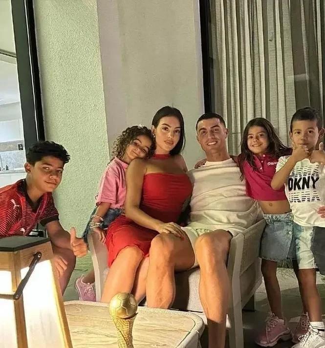 足坛顶级浪漫，c罗求婚乔治娜成功，阿根廷多了一个闻名于世的女婿！
乔治娜出生于阿
