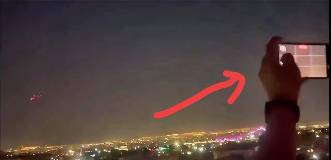 据伊朗媒体报道，伊朗首都德黑兰夜空突现异常光线。伊朗军方证实，以色列向德黑兰发动